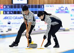 　小穴桃里、青木豪組との決勝第１戦、スイープする松村千秋（右）、谷田康真組＝稚内市みどりスポーツパーク