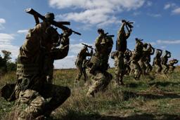 　訓練に参加したウクライナ軍兵士＝２６日、ウクライナ南部ザポリージャ州（ロイター＝共同）