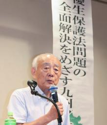 　旧優生保護法を巡る問題の全面解決を目指す集会で話す徳田靖之弁護士＝２７日午後、熊本市