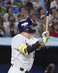 　１回ヤクルト２死一塁、村上が右中間に２ランを放つ＝神宮