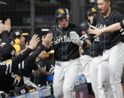 　５回、柳町の右前打で生還しナインに迎えられるソフトバンクの栗原（中央）＝ベルーナドーム