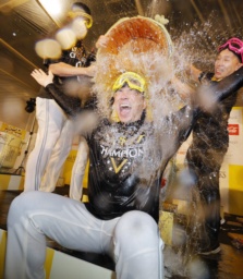 　祝勝会でたる酒を浴びるソフトバンクの小久保監督＝２８日、東京都立川市