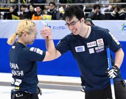 　松村千秋、谷田康真組に勝利し代表に決まり、喜ぶ小穴桃里（左）、青木豪組＝稚内市みどりスポーツパーク