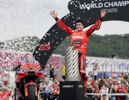 　モトＧＰクラスで総合優勝を決め、喜ぶマルク・マルケス＝モビリティリゾートもてぎ