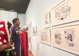 　２７日、米サンフランシスコのデ・ヤング美術館で、展示された漫画の原画を見る来場者（共同）