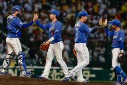 　阪神に勝利し、タッチを交わす中日ナイン＝甲子園