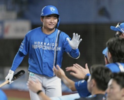 　８回、勝ち越し犠飛を放ちナインに迎えられる日本ハム・山県＝ＺＯＺＯマリン