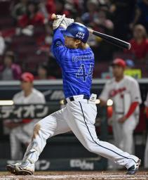 　８回ＤｅＮＡ１死二、三塁、石上が右前に勝ち越しの２点打を放つ＝マツダ