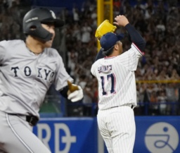 　８回、巨人・中山（手前）に同点打を許したヤクルト・清水＝神宮