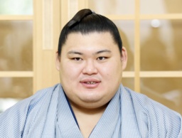 　横綱で初制覇した大相撲秋場所千秋楽から一夜明け、記者会見する大の里＝２９日、茨城県阿見町の二所ノ関部屋