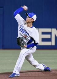 　投球練習する中日・草加＝バンテリンドーム