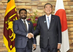 　会談前に、スリランカのディサナヤカ大統領（左）と握手する石破首相＝２９日午前、首相官邸
