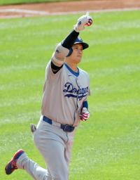 　米大リーグ、レギュラーシーズン最終戦のマリナーズ戦で５５号本塁打を放ち、塁を回るドジャース・大谷翔平＝２８日、シアトル（共同）