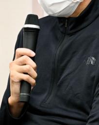 　閉廷後、記者会見する原告の男性＝２９日午後、新潟市