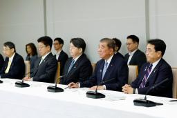 　月例経済報告等に関する関係閣僚会議に臨む石破首相（右から２人目）ら＝２９日午後、首相官邸