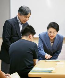 　滋賀県立盲学校で授業を見学される天皇、皇后両陛下＝２９日午後、彦根市（代表撮影）