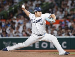 　９回に登板し、３０セーブ目を挙げた西武・平良＝ベルーナドーム