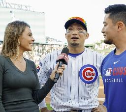 　２８日の試合後にインタビューを受けるカブス・鈴木＝シカゴ