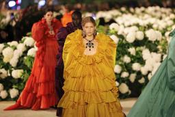 　パリ・コレクションで行われた「サンローラン」のショー＝２９日、パリ（ゲッティ＝共同）