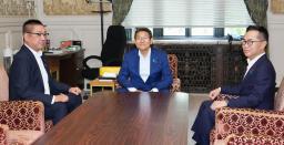 　会談に臨む（左から）日本維新の会の遠藤国対委員長、立憲民主党の笠国対委員長、国民民主党の古川国対委員長＝３０日午後、国会
