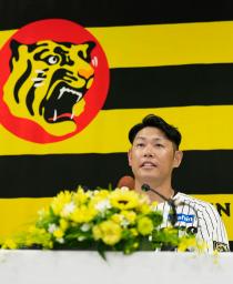 　現役引退の記者会見をする阪神の原口文仁内野手＝３０日、兵庫県西宮市