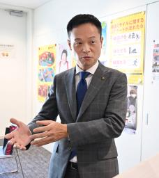 　大阪府貝塚市役所で取材に応じる酒井了市長＝３０日午前