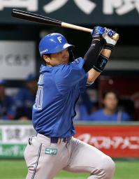 　４回日本ハム無死一塁、郡司が右中間に先制２ランを放つ＝みずほペイペイドーム