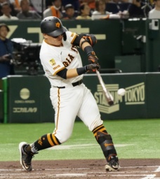 　１回巨人２死二、三塁、山瀬が左前に２点打を放つ＝東京ドーム