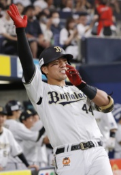　５回、２ランを放ちポーズをとるオリックス・頓宮＝京セラドーム