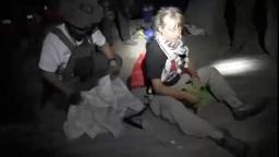 　１日、イスラエル当局に拿捕された船に乗っていたグレタ・トゥンベリさん（右）（イスラエル外務省提供・ロイター＝共同）