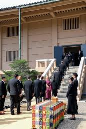 　奈良市の正倉院で行われた「開封の儀」＝２日午前