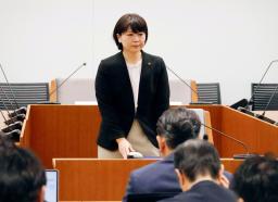 　市議全員との会合に臨む前橋市の小川晶市長＝２日午前、前橋市議会庁舎