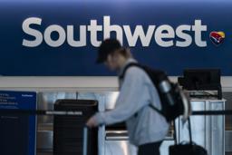 　米西部ロサンゼルス国際空港にあるサウスウエスト航空のカウンター＝２０２３年４月（ＡＰ＝共同）