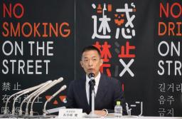 　ハロウィーンを前に記者会見する東京都渋谷区の長谷部健区長＝２日午前、渋谷区役所