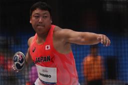 　パラ陸上の世界選手権の男子円盤投げで銀メダルを獲得した新保大和＝２日（ゲッティ＝共同）