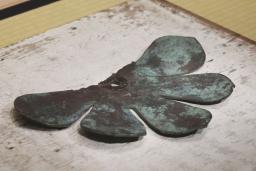 　法隆寺金堂にある国宝・釈迦三尊像の一部とみられる金具＝３日午後、東京都港区