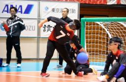 　日本Ｂチーム戦で投球する日本Ａチームの金子和也（７）＝豊橋市総合体育館