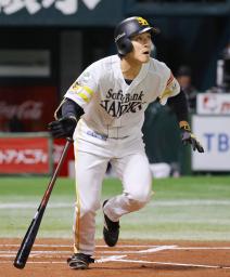 　１回ソフトバンク無死一塁、柳町が右越えに先制２ランを放つ＝みずほペイペイドーム