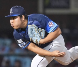　９回に登板し逆転サヨナラ負けを喫するも、初の最多セーブを獲得することが確定した西武・平良＝楽天モバイルパーク