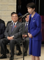 　自民党総裁選後に開かれた両院議員総会に出席した石破首相。右はあいさつする高市早苗新総裁＝４日午後３時２分、東京・永田町の党本部
