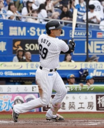 　４回ロッテ１死三塁、ソトが先制の左犠飛を放つ＝ＺＯＺＯマリン