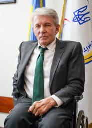 　インタビューに答えるウクライナ・パラリンピック委員会のワレリー・スシケビッチ会長＝キーウ（共同）