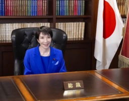 　自民党総裁のいすに座る高市早苗新総裁＝４日午後７時３分、東京・永田町の党本部