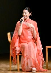 　トークショーで展示について語る、森英恵さんの孫でモデルの森星さん＝４日、島根県益田市