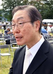 　報道陣の取材に応じる旧統一教会の田中富広会長＝５日午後、群馬県片品村