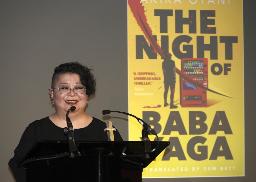 　スピーチする王谷晶さん＝７月、ロンドン