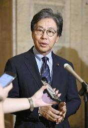 　９月、記者団の取材に応じる立憲民主党の安住幹事長＝国会
