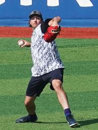 　キャッチボールをするＤｅＮＡのバウアー＝５日、横浜スタジアム