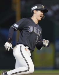 　１１回、決勝となる本塁打を放ち笑顔を見せるオリックス・太田＝楽天モバイルパーク