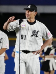 　最終戦セレモニーのあいさつで涙ぐむロッテ・吉井監督＝ＺＯＺＯマリン